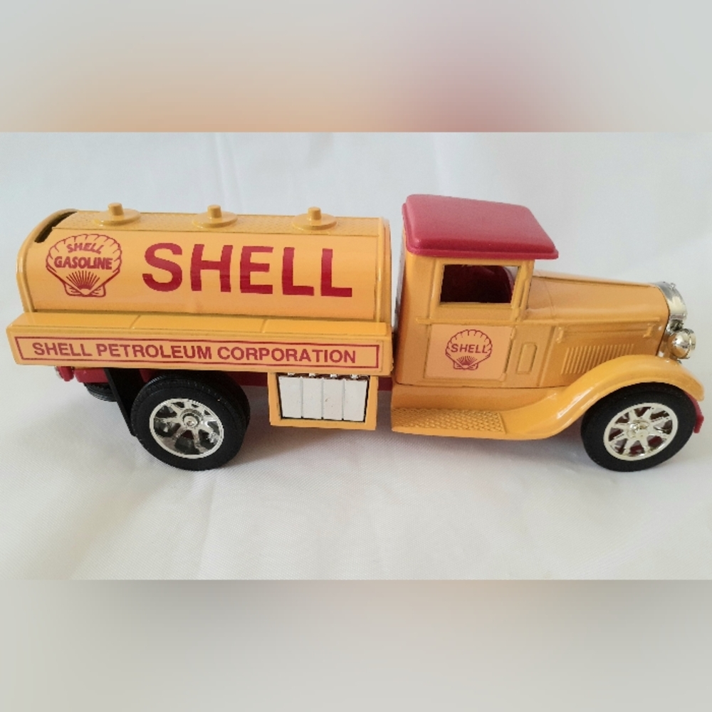 ERTL 1931 SHELL OIL TANKER BANK DIE CAST..NEW